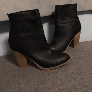 ✨FINAL PRICE DROP✨ Black and Tan heeled boots